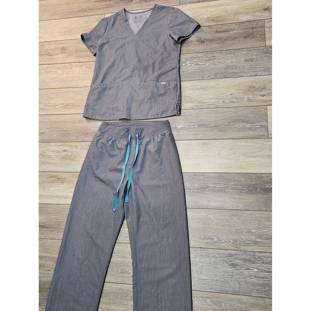 Women's Gray Straight-Leg Scrub Pants And Casma Shirt Set Size XS Top And S Pant